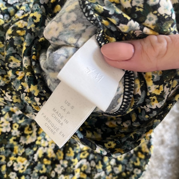 Dark floral turtleneck size small - Picture 2 of 3